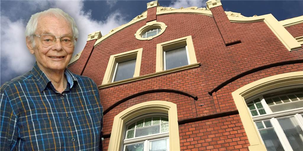 Historische Bauten Werne: Manche Fassade fiel Modernisierungs-Wut zum Opfer Historiker Karl-Heinz Schwarze steht vor einem historischen Gebäude in Werne.