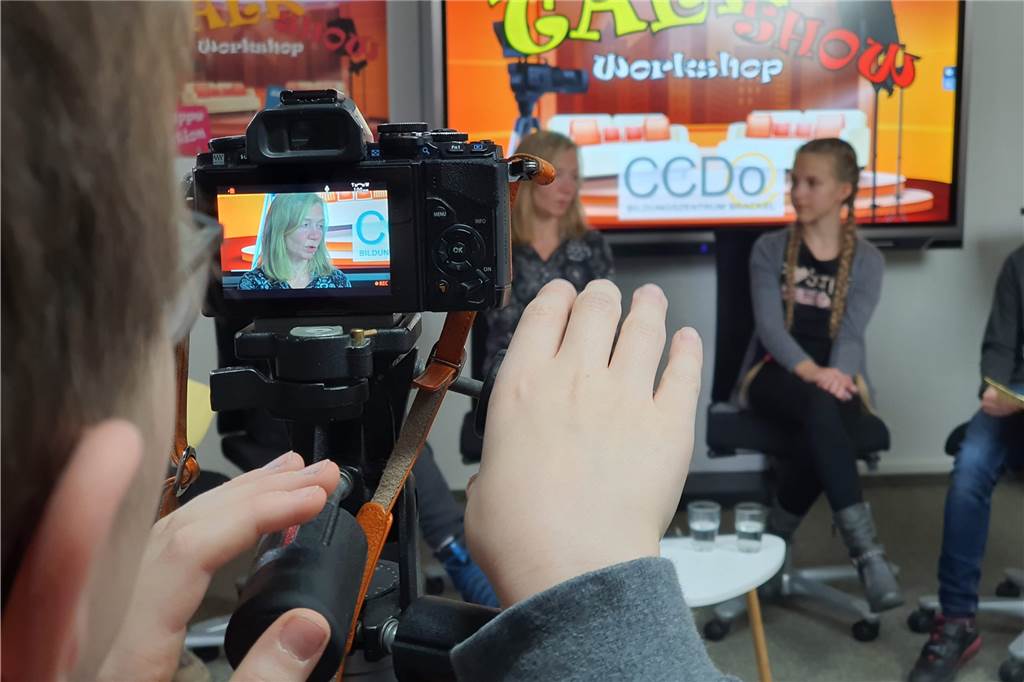 CCDo: Kinder stehen auf Stop Motion und Robotercamps Beim Talkshow-Workshop diskutierten die Teilnehmer mit der stellvertretenden Bezirksbürgermeisterin Heide Kröger-Brenner (im Kamera-Display).