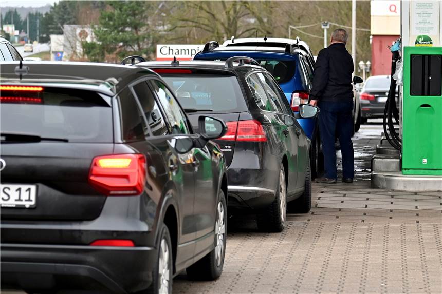 Junger Fahrschüler aus NRW fährt Gaszapfsäule um: Explosionsgefahr Beim Tanken hat ein Gelsenkirchener Fahrschüler fast eine Explosion ausgelöst. (Symbolbild)