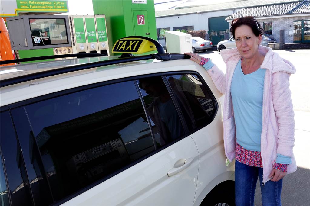 Spritpreis-Entlastung: Für Unternehmer nur ein Tropfen auf den heißen Stein Beim Tanken hat Marion Pieper von Taxi Pieper nichts mehr zu lachen.