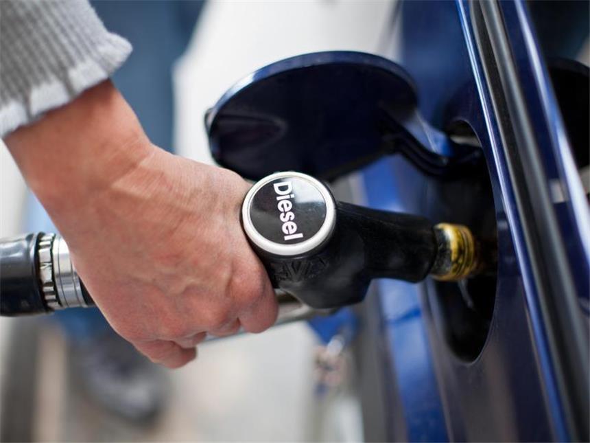 Warum gibt es an Tankstellen Dieselhandschuhe? Beim Tanken kann auch mal etwas daneben gehen. Ohne Dieselhandschuhe können dann Schadstoffe aus dem Dieselgemisch auf die Haut gelangen. Foto: Daniel Karmann/dpa