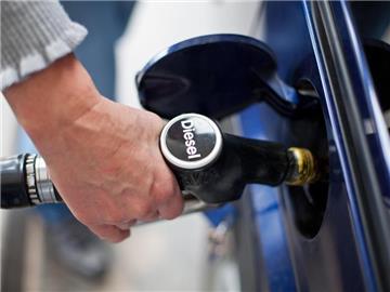 Beim Tanken kann auch mal etwas daneben gehen. Ohne Dieselhandschuhe können dann Schadstoffe aus dem Dieselgemisch auf die Haut gelangen. Foto: Daniel Karmann/dpa