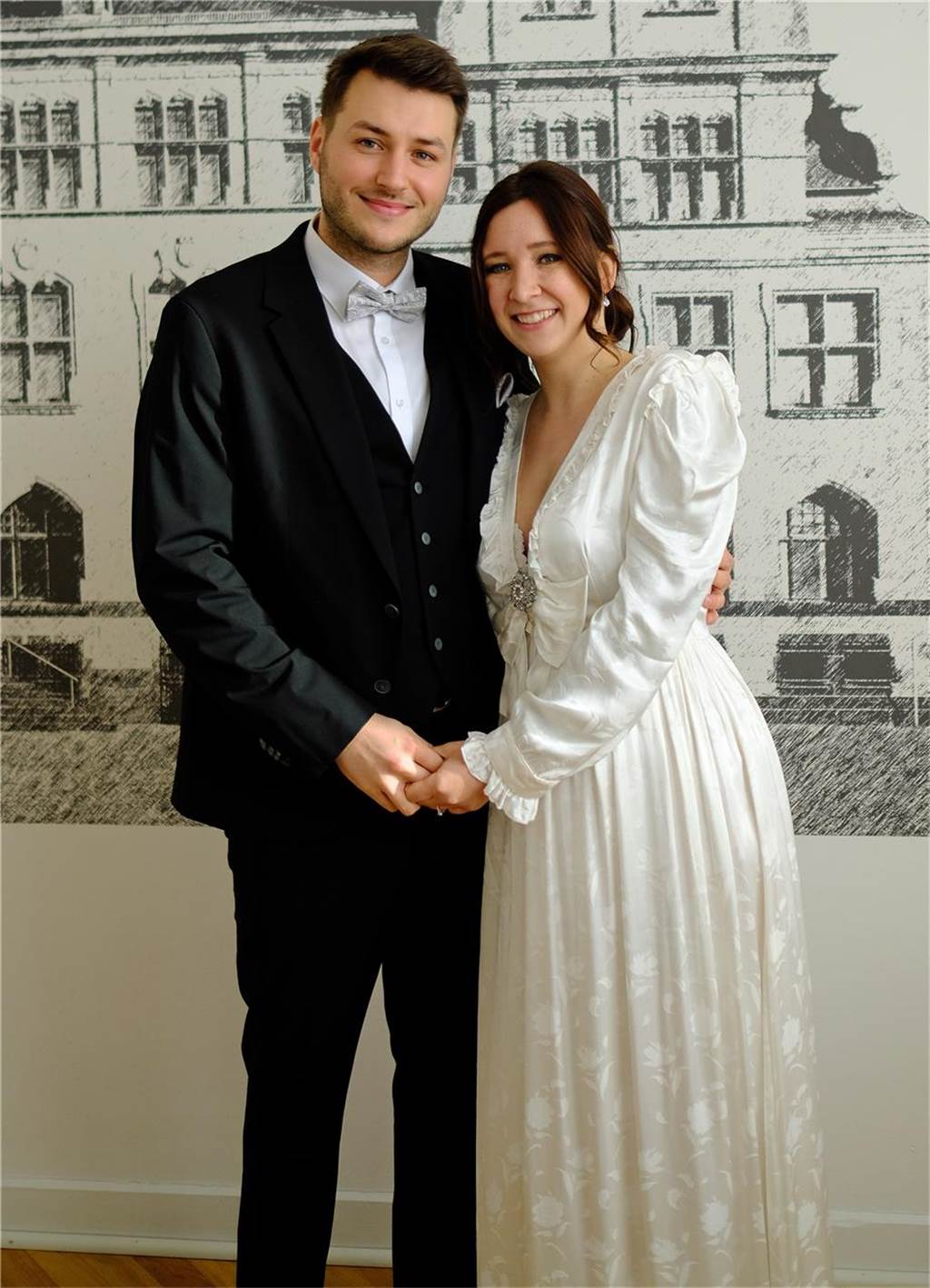 Die Eheleute Isabella Rother und Axel Pennekamp stehen nach ihrer Trauung im Standesamt im Rathaus Recklinghausen