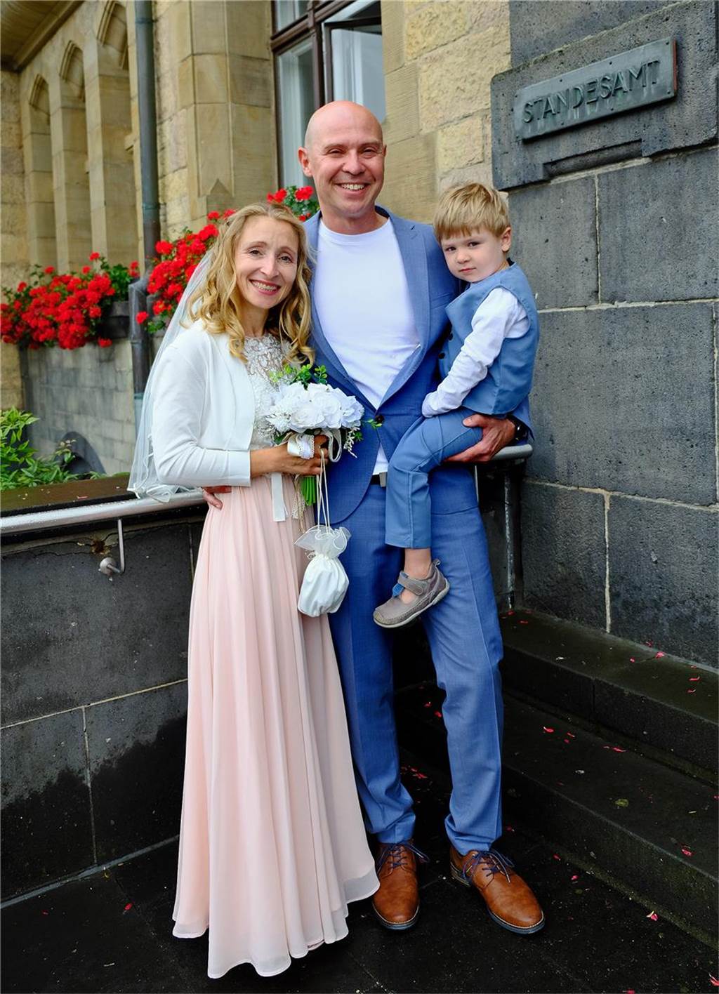 Die Eheleute Vanessa Kristina Lehmann und Aleksandar Djordjevic nach ihrer Trauung vor dem Rathaus in Recklinghausen