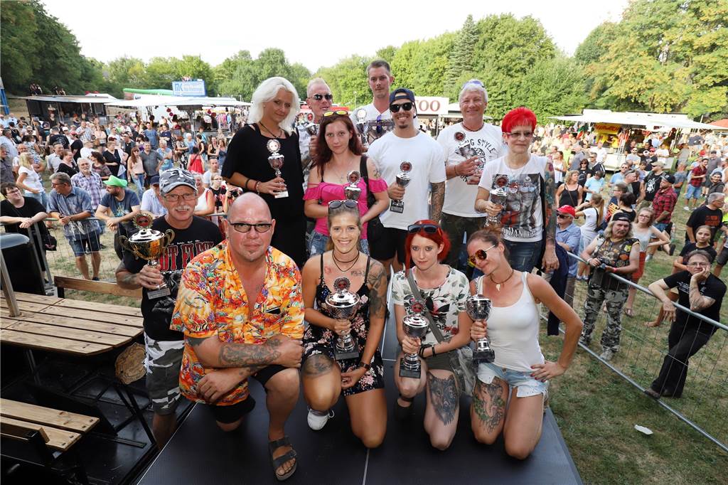 Bunte Haut und ein Schweinekopf bleiben Kult Beim Tattoo-Contest gab es viele Pokale und Gewinner. Ganz vorne landeten aber Maria Nickel, Lena Walter und Lana Vatheuer (vorne von rechts).