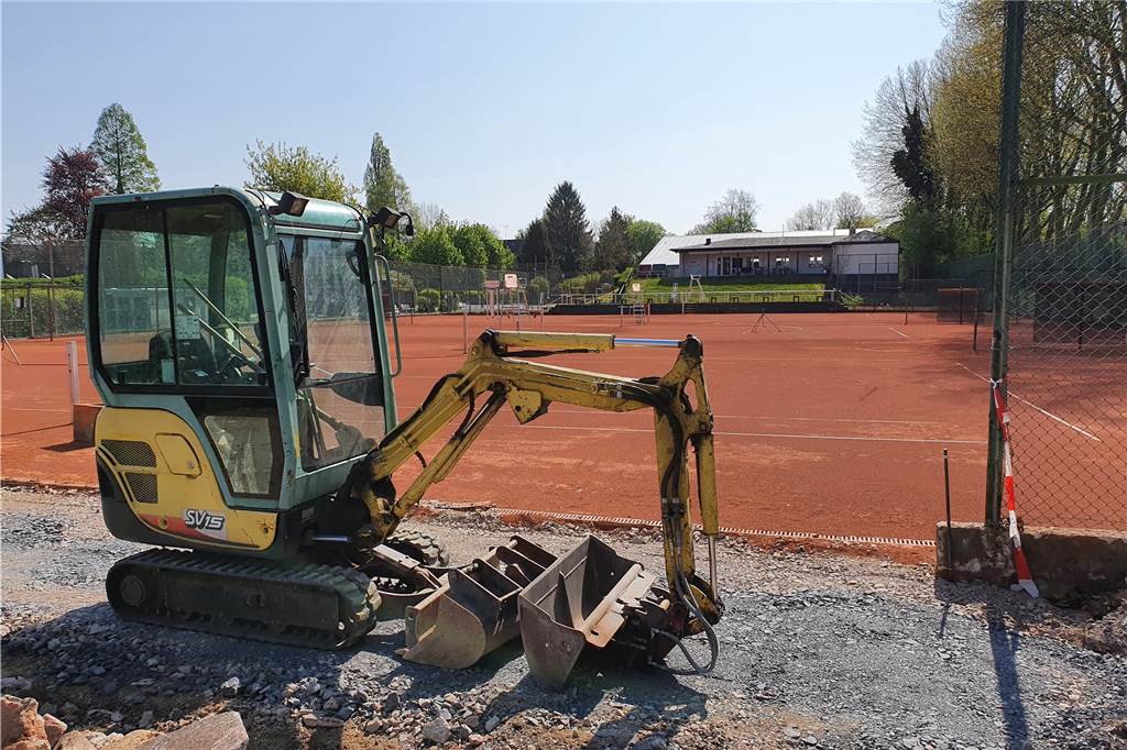 Die Castrop-Rauxeler Tennis-Clubs warten auf das Signal aus Düsseldorf Beim TC Castrop 06 am Wiedehagen wird derzeit an einer neuen Zuschauertribüne gearbeitet.