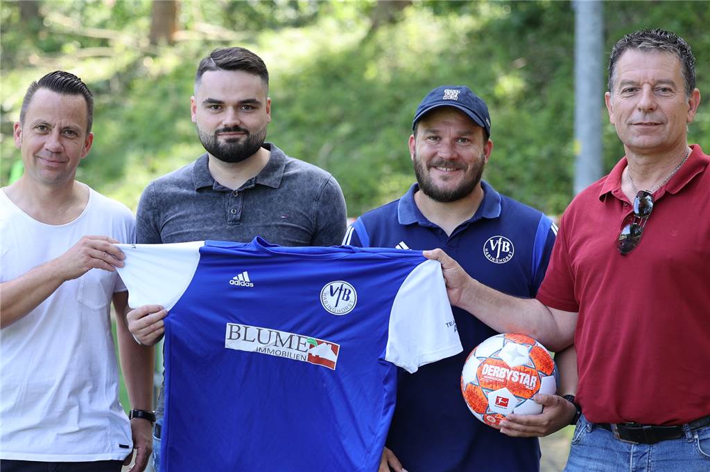 Mit Video: Oberliga-Spieler Fatmir Ferati spielt jetzt für Castrop-Rauxeler Klub Beim Testspiel des VfB Habinghorst beim SV Wacker Obercastrop II sah Neuzugang Fatmir Ferati (2.v.l.) sein neues Team erstmals in Aktion. Über seinen Wechsel nach Castrop-Rauxel freuen sich der 2. Vorsitzende Patrick Schwarze (l.), Trainer Marc Olschewski (2.v.r.) und Frank Juchems (r.), der mithalf, Ferati für den VfB zu gewinnen.