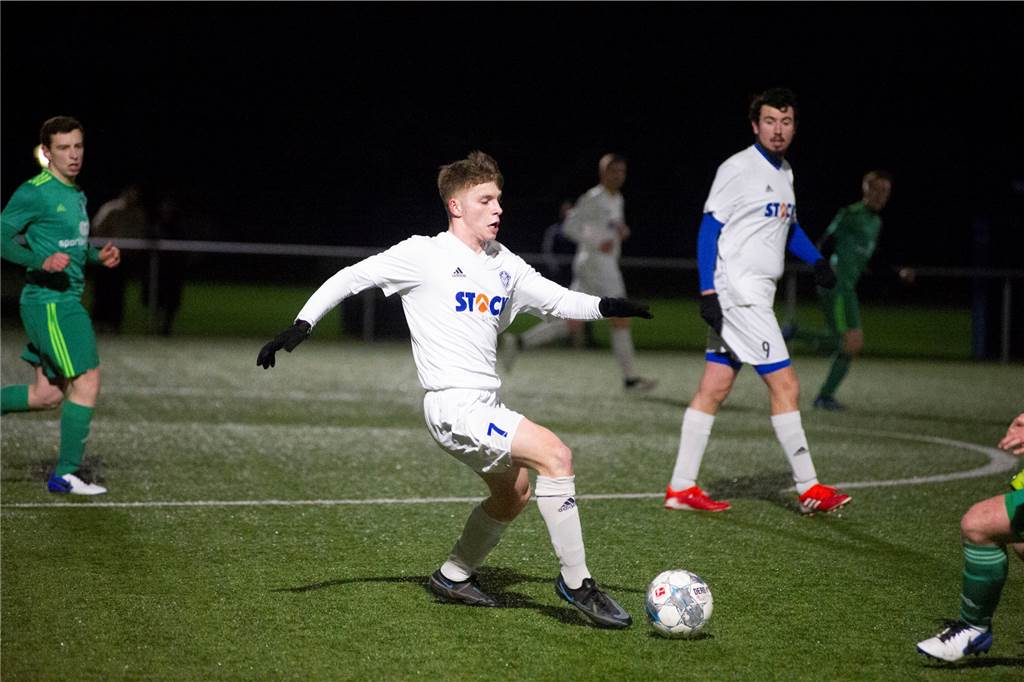 Mehrere Rückkehrer beim ETuS und ein Neuzugang auf Krücken Beim Testspiel gegen den SV Lippramsdorf verletzte sich Yannick Stark vom ETuS Haltern vor fast genau einem Jahr. Nun ist er wieder ins Training eingestiegen.