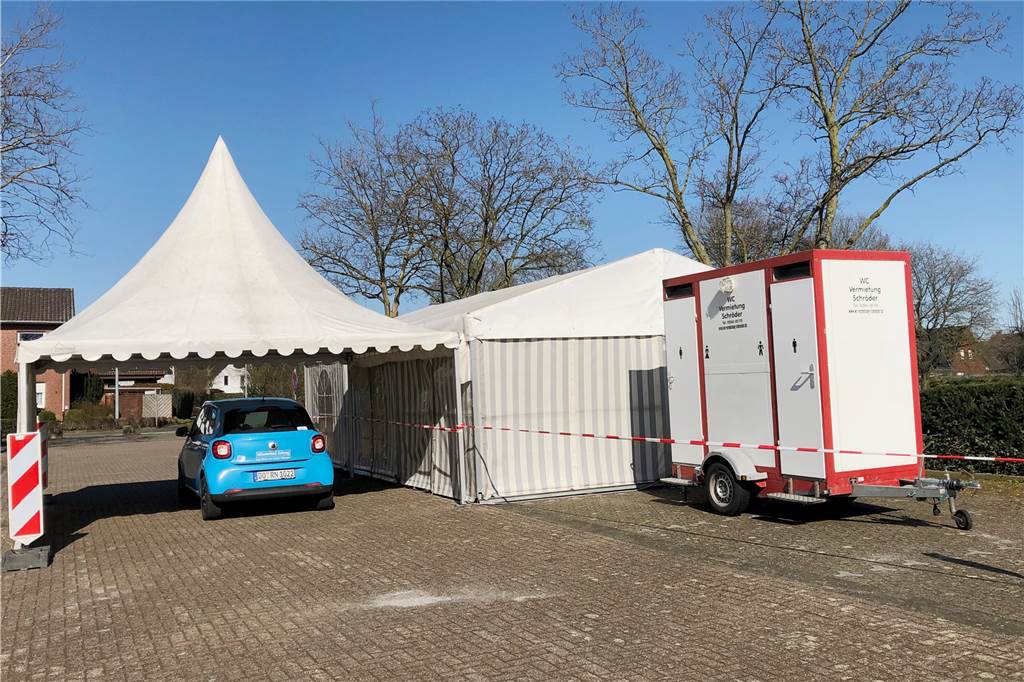 Mit Video: Die Corona-Testzentren in Südlohn und Oeding sind bereit Beim Testzentrum auf dem Parkplatz an der Straße "Am Vereinshaus" ist auch ein Drive-In-Bereich eingerichtet. Wer möchte, kann sich im Zelt testen lassen oder aber im Auto sitzen bleiben.