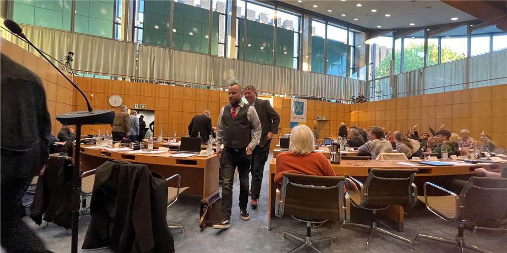 Neubau-Plan für Rathaus der Bürgerschaft gestrichen: Eklat im Rat Beim Thema Sanierung des Stadtmittelpunktes kam es zu einem Eklat im Ratssaal. Die CDU, FDP, FWI, Linken und die Partei verließen die Sitzung während einer Abstimmung. Aus Protest gegen das Vorgehen der Stadtverwaltung.
