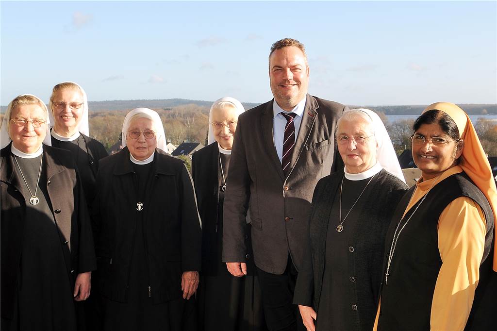 Viele Bilder: Die schönsten Erinnerungen an die Ordensschwestern am Sixtus-Hospital Beim traditionellen Besuch der Ordensschwestern dankte der ehemalige Bürgermeister Bodo Klimpel 2015 den Ordensfrauen für ihre segensreiche Arbeit im Sixtus-Hospital.