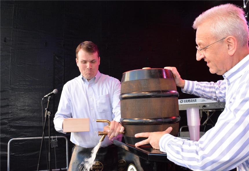 So schön startete Dorsten in das Altstadtfest Beim traditionellen Fassanstich leistete Bürgermeister Tobias Stockhoff am Freitagabend ganze Abend. Matthias Feller (Sparkasse Vest) assistierte, anschließend konnten die Partys in der Altstadt beginnen.