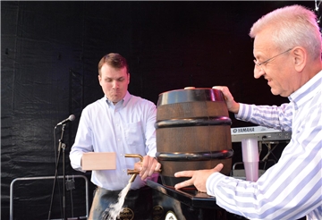 Beim traditionellen Fassanstich leistete Bürgermeister Tobias Stockhoff am Freitagabend ganze Abend. Matthias Feller (Sparkasse Vest) assistierte, anschließend konnten die Partys in der Altstadt beginnen.