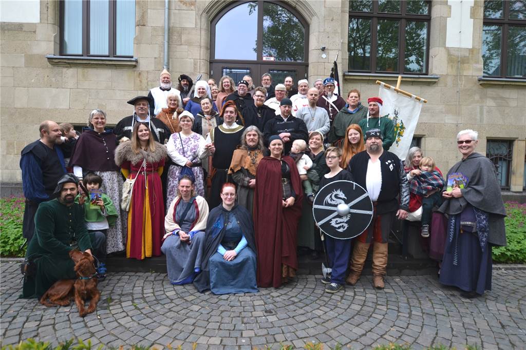Mittelalterlich Gaudium: Vier Tage Spektakel mit familiärem Charme Beim traditionellen Pressetermin warben Organisatoren und Helfer im Ortskern für das viertägige Spektakel.