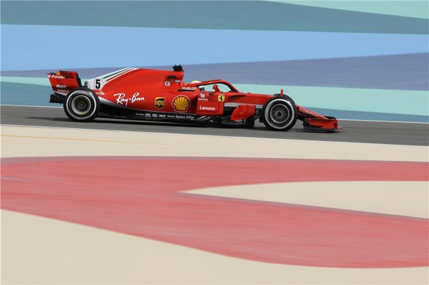 Rückschlag für Hamilton: Strafe bremst Jagd auf Vettel Beim Training in Bahrain fuhren Sebastian Vettel und Teamkollege Kimi Räikkönen Bestzeiten. Foto: Luca Bruno/AP