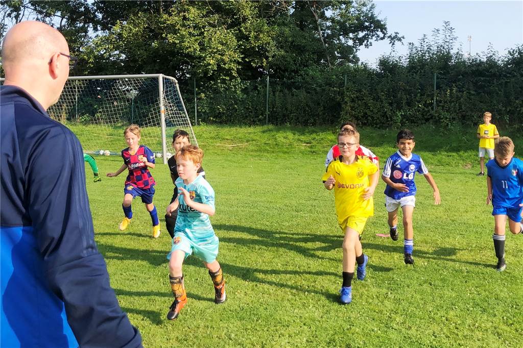 „Gruselkabinett“: SuS-Jugendfußballer können nach Training nicht duschen Beim Training sind die Nachwuchsfußballer des SuS bester Laune. Die Stimmung in Sachen Umkleide- und Duschmöglichkeiten ist aber trüb.