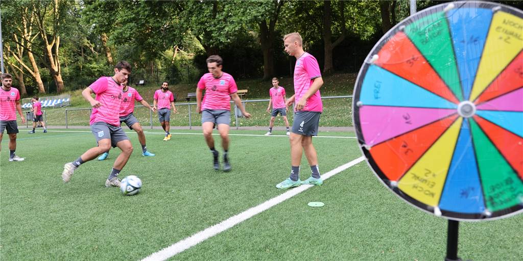 Wacker Obercastrop startet in pinken Trikots und mit zwei Gastspielern Spieler von Wacker Obercastrop wärmen sich auf.