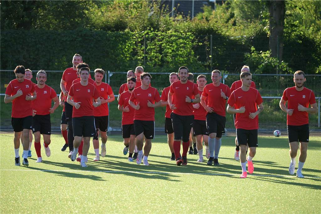 BV Brambauer darf wieder auf den Kunstrasenplatz Spieler laufen über den Kunstrasen.
