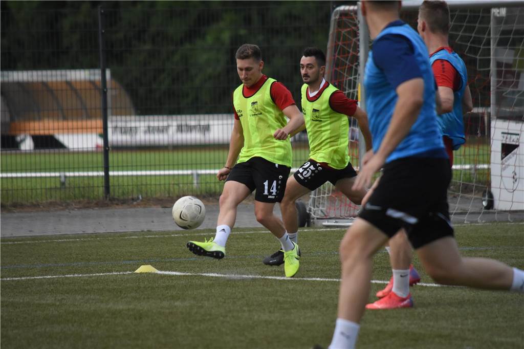 Beim Trainingsauftakt herrschte bereits eine große Intensität in den Spielformen.