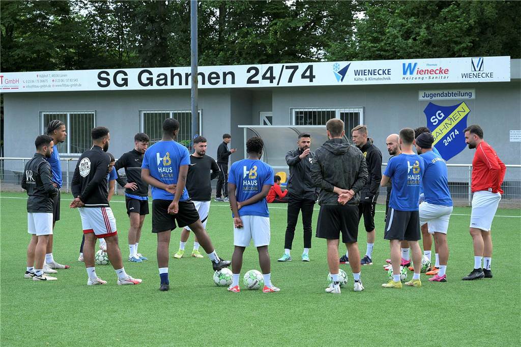 Neustart nach dem Rückzug: SG Gahmen will in der Kreisliga A antreten Spieler der SG Gahmen stehen im Kreis.