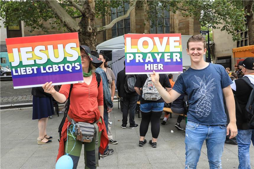 Gelebte Vielfalt: So war der zweite Trans*CSD in Dortmund Beim Trans*CSD vor der Reinoldikirche ging es bunt zu.