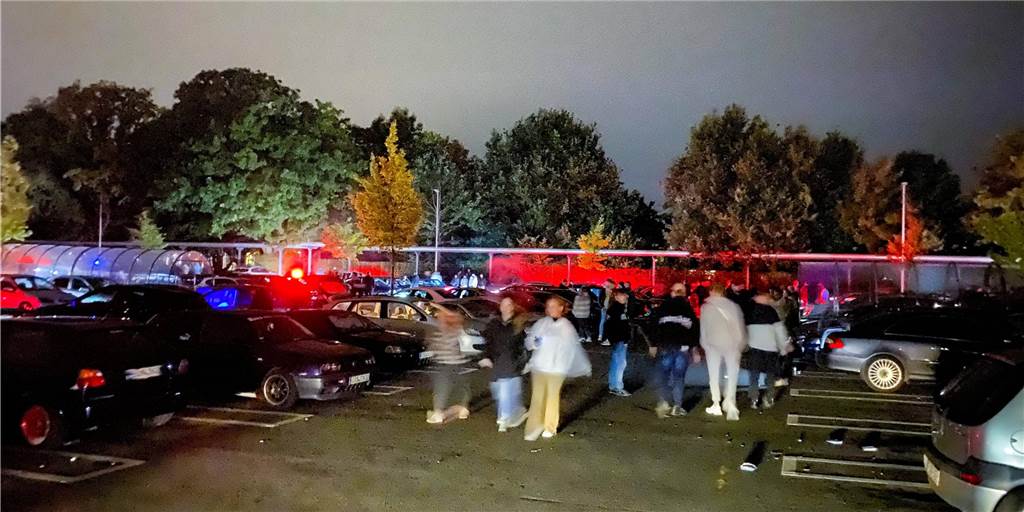 Tuner-Szene trifft sich auf Globus-Parkplatz: Polizei kontrolliert Angehörige der Tuning-Szene treffen sich auf dem Parkplatz von Globus.