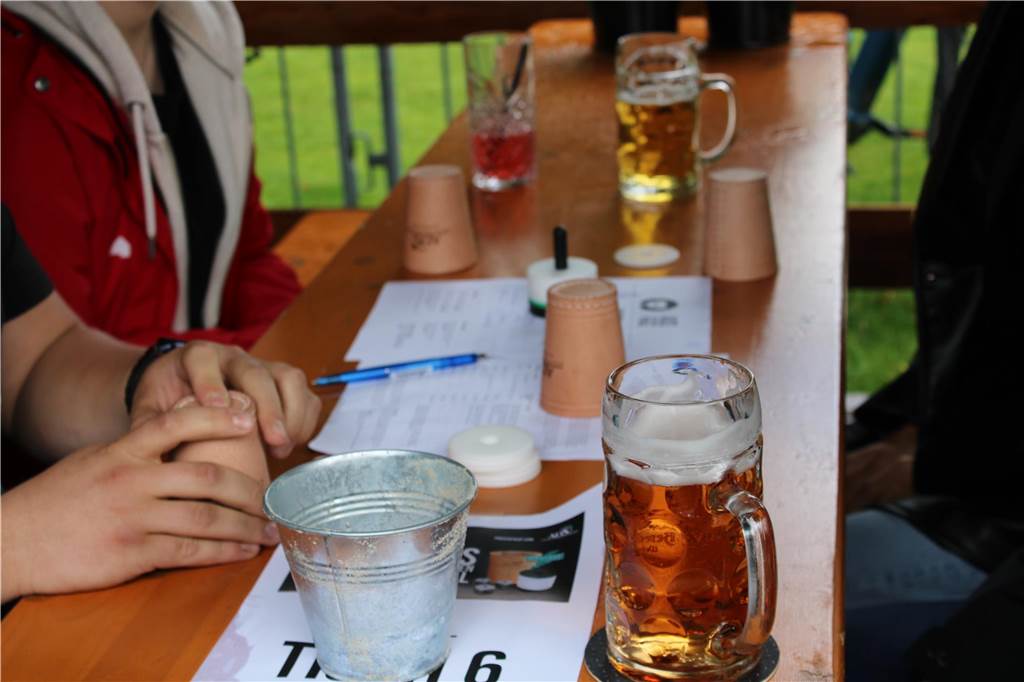 Die Teams spielen gegeneinander Schocken.