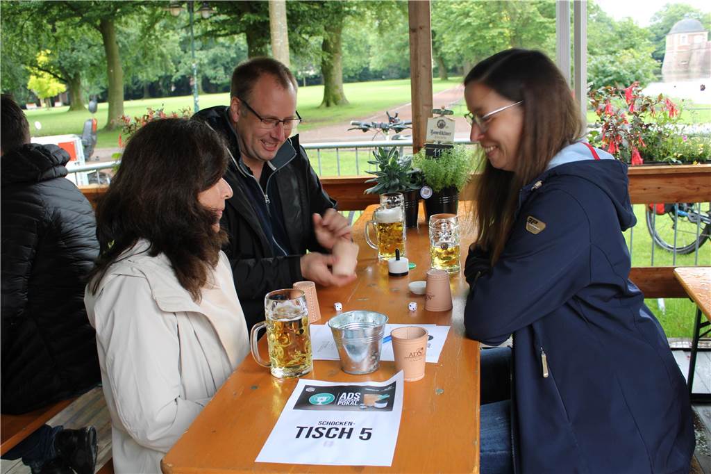Die Teams spielen gegeneinader Schocken.