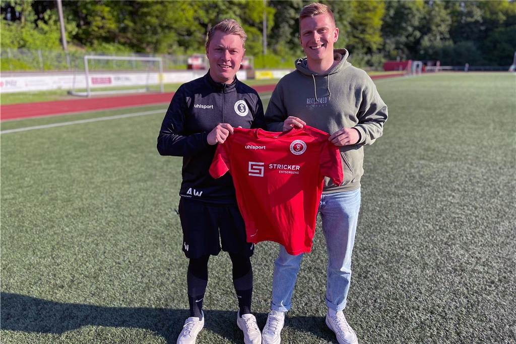 Hendrik Brauer nach seinem Wechsel zum TuS Holzen-Sommerberg mit seinem Freund und Trainer Arne Werner.