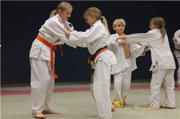 Beim TV Werne trainieren Jung und Alt gemeinsam Judo. Es ist eine Familienangelegenheit. Nicht selten stehen sich Mutter, Sohn und Tochter auf der Matte gegenüber. Besonders erfolgreich sind hier vor allem die weiblichen Judoka.