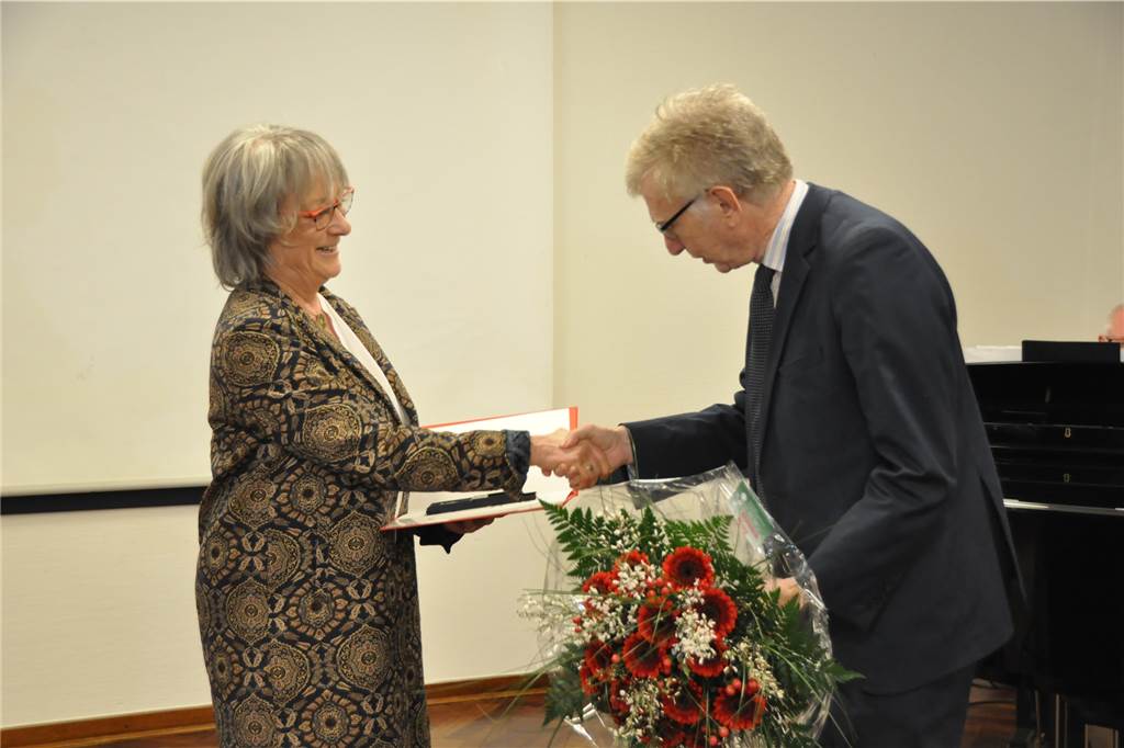 Beim Überreichen der Blumen verneigte sich Dr. Dieter Wiefelspütz vor dem Engagement von Dr. Barbara Seibert und ihren Mitstreitern bei Do Dog e.V..