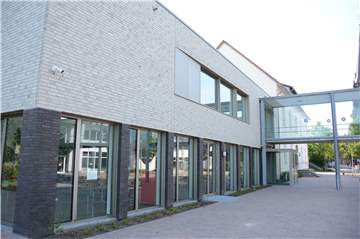 Beim Umbau der Wieschhof-Grundschule mit angeschlossener Turnhalle hat die Stadt die Weichen für einen geringeren Energieverbrauch gestellt. Neben baulichen Veränderungen wurde auch ein Blockheizkraftwerk neu errichtet.