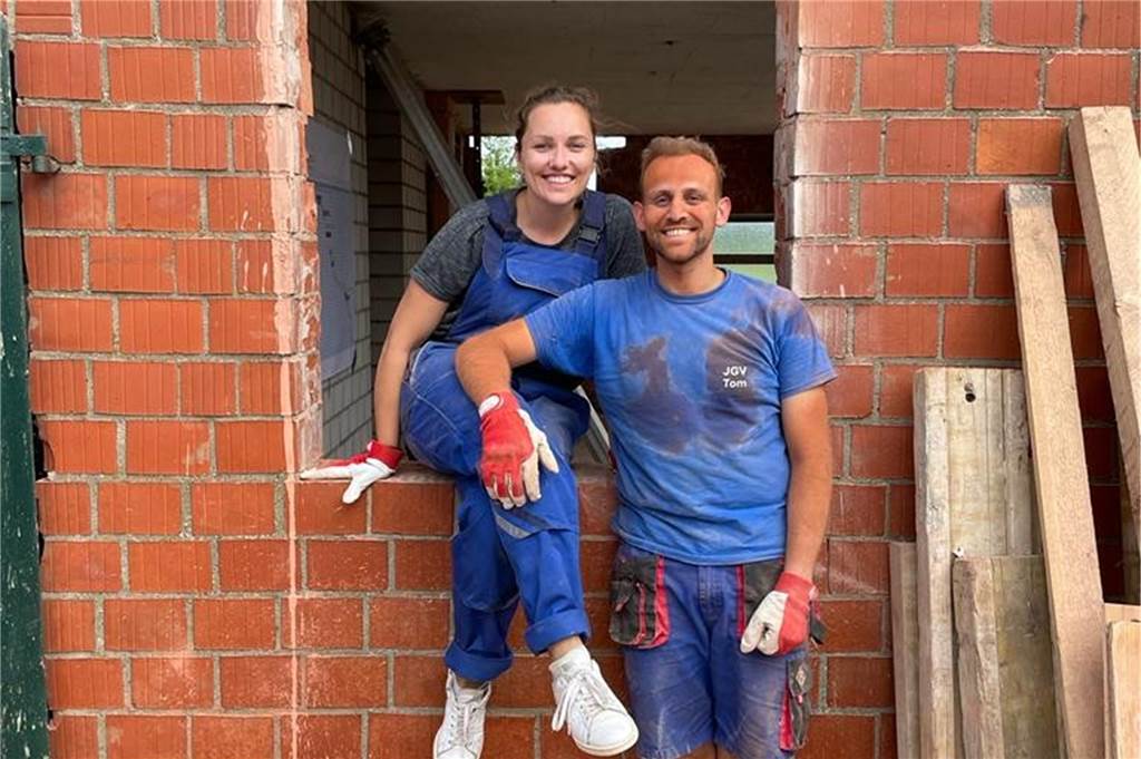 Video-Besichtigung: Ellen und Tom bauen Kuhstall zu Wohnhaus um Beim Umbau wurde das Paar selbst handwerklich aktiv.