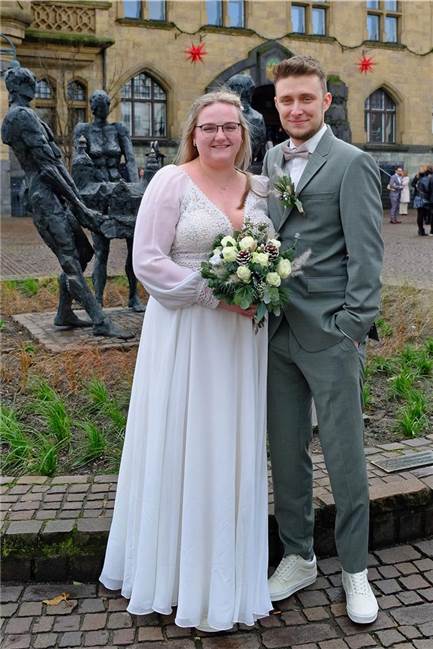 Lisa Ritter und Niklas Stratmann nach der Trauung vor dem Rathaus Recklinghausen.