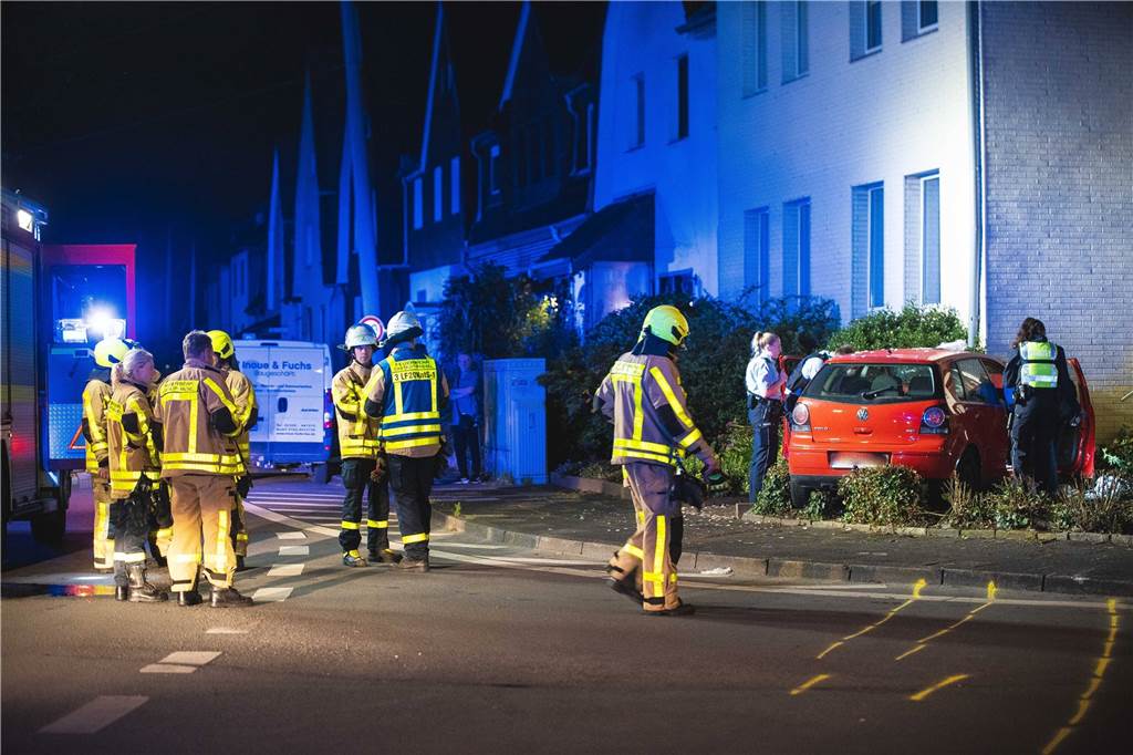 Totale Verwüstung: Auto kracht in Castrop-Rauxel in eine Hauswand Beim Unfall kam der Mann von der Leveringhauser Straße ab und raste in ein Wohnhaus.