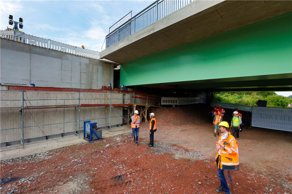 Lippebrücke: Wie man 2000 Tonnen Stahl und Beton über 15 Meter verschiebt Beim Verschub wird die Brücke mehr gezogen als geschoben.