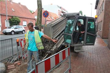Beim Versuch, eine neue Telefonleitung zu verlegen, wurde eine bestehende Verbindung an der Bahnhofstraße gekappt. Es hieß, die Pläne seien fehlerhaft gewesen. 