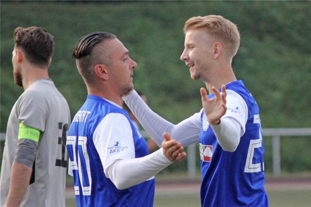 SG Castrop hat drei Neuzugänge für den Abstiegskampf - zwei Rückkehrer Beim VfB Habinghorst feierte Roy Breilmann (r.) Torerfolge mit Sebastian Janas. Jetzt ist er zurück bei der SG Castrop, bei der er in der Jugend spielte.