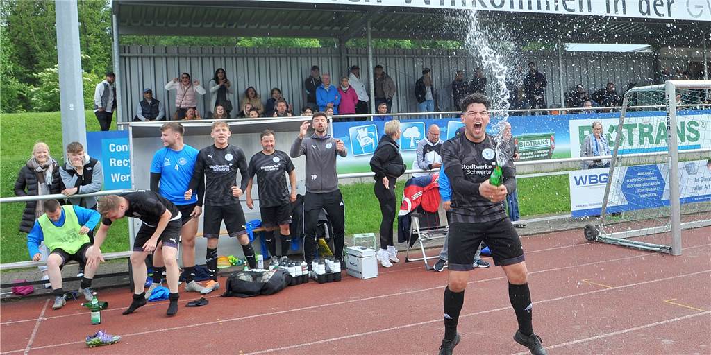 Der Schwerter Fußball-Sonntag in Bildern - mit emotionalem Aufstiegsjubel des VfB Westhofen Beim VfB Westhofen knallten die Sektkorken, als der Aufstieg in die Bezirksliga am Sonntag feststand.
