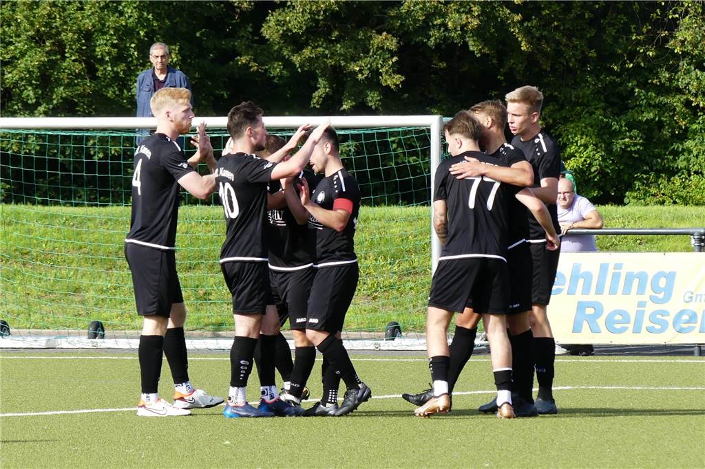 Schulnoten der Kamener Teams zum Saisonstart: Zwei Mannschaften mit maximaler Ausbeute Leon Schneider (4), Sercan Gül (10), Kapitän Emre Demir, André Born, Mirco Gohr, Erik Heidbrink