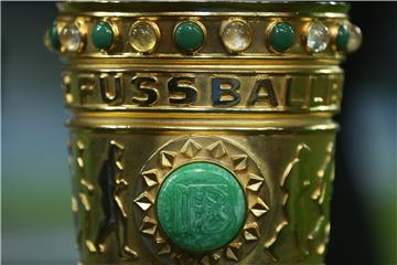 Beim Viertelfinale gegen Wolfsburg stand der DFB-Pokal schon in der Veltins-Arena. Zwei Siege braucht es noch, damit er auch längere Zeit in Gelsenkirchen bleiben kann.