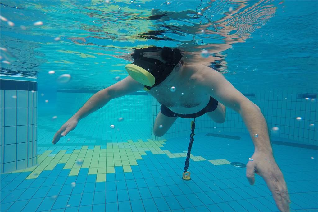 Virtueller Tauchgang im Atlantis Dorsten - ein Selbstversuch Beim virtuellen Tauchgang treibt der Atlantis-Gast in Wirklichkeit an der realen Wasseroberfläche.