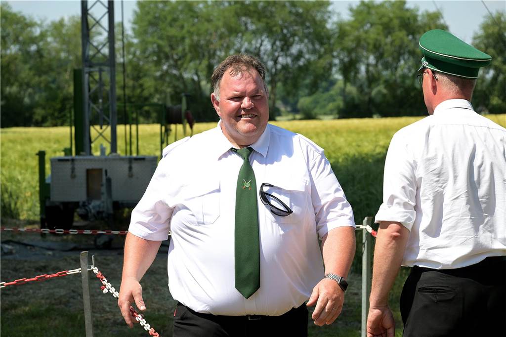 Beim Vogelschießen des Vereins St. Hubertus Holthausen-Schmintrup warteten alle gespannt, wer sich zum neuen König krönen würde.