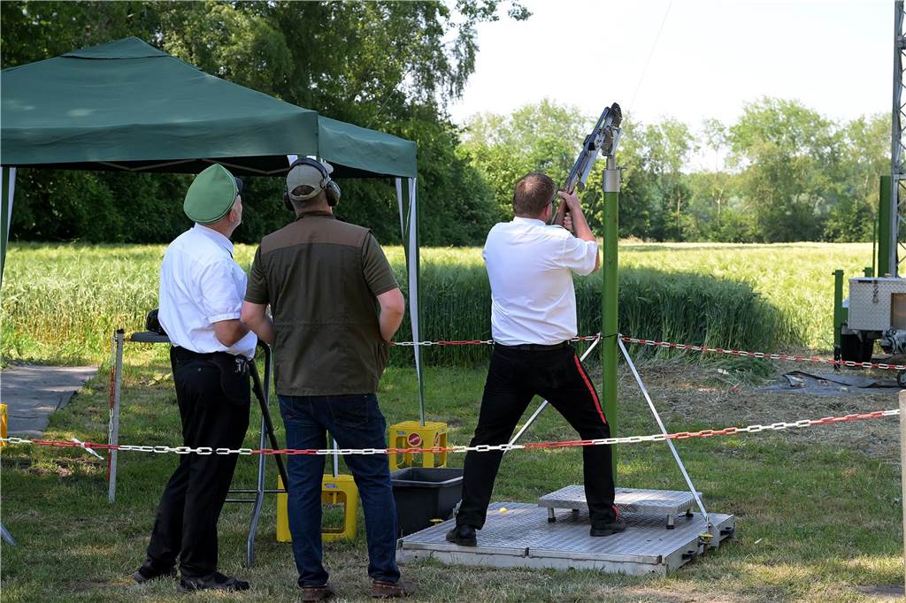 Beim Vogelschießen des Vereins St. Hubertus Holthausen-Schmintrup warteten alle gespannt, wer sich zum neuen König krönen würde.