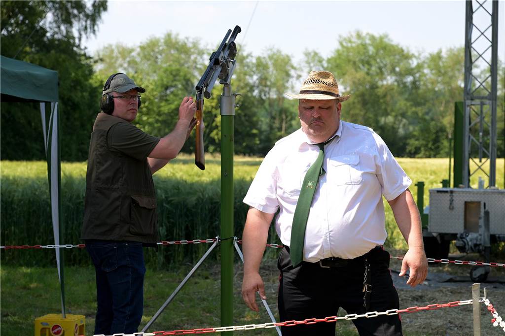 Beim Vogelschießen des Vereins St. Hubertus Holthausen-Schmintrup warteten alle gespannt, wer sich zum neuen König krönen würde.