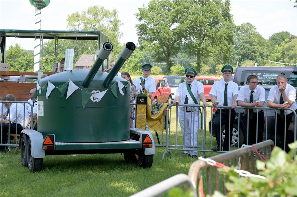 Beim Vogelschießen des Vereins St. Hubertus Holthausen-Schmintrup warteten alle gespannt, wer sich zum neuen König krönen würde.