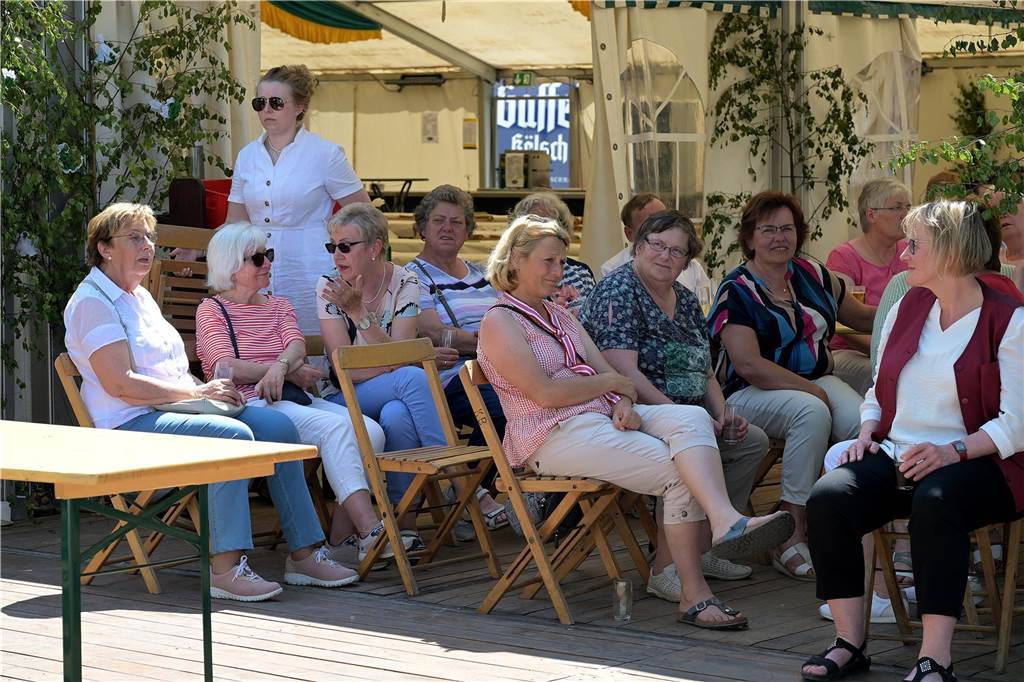 Beim Vogelschießen des Vereins St. Hubertus Holthausen-Schmintrup warteten alle gespannt, wer sich zum neuen König krönen würde.
