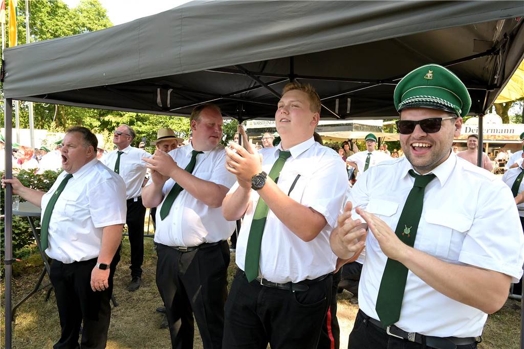 Beim Vogelschießen des Vereins St. Hubertus Holthausen-Schmintrup warteten alle gespannt, wer sich zum neuen König krönen würde.