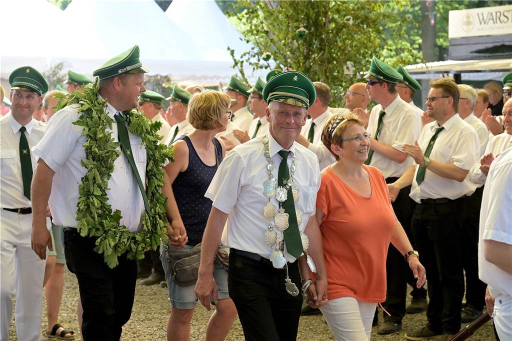 Beim Vogelschießen des Vereins St. Hubertus Holthausen-Schmintrup warteten alle gespannt, wer sich zum neuen König krönen würde.