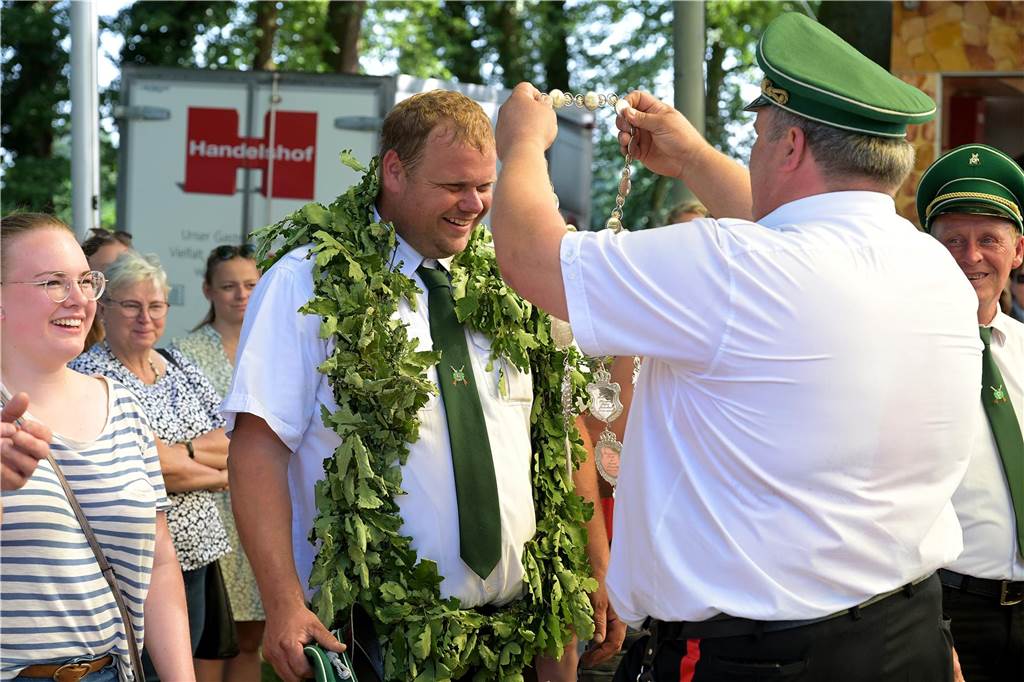 Beim Vogelschießen des Vereins St. Hubertus Holthausen-Schmintrup warteten alle gespannt, wer sich zum neuen König krönen würde.
